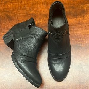 Earth Delrio black leather booties